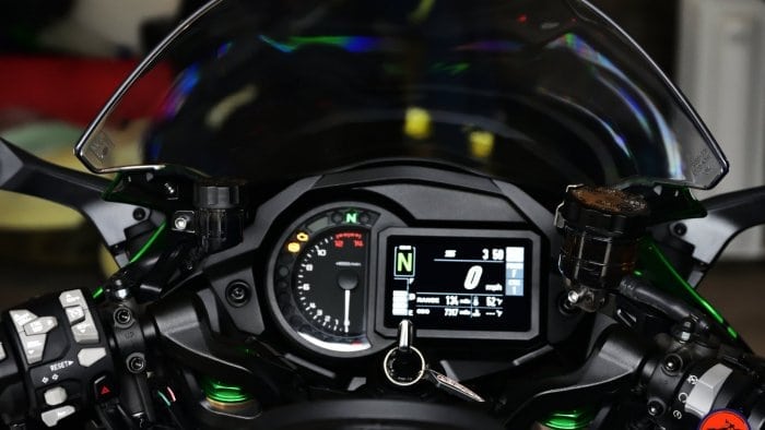2018 Kawasaki Ninja H2SXSE gauges and TFT display.