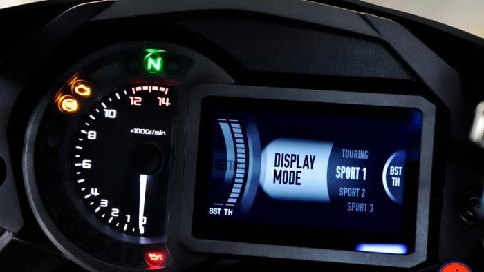 2018 Kawasaki Ninja H2SXSE gauges and TFT display.