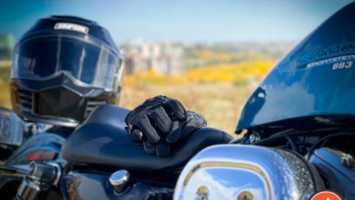Rev'it Echo Gloves, Simpson Speed Bandit helmet, Harley Davidson 883 Sportster