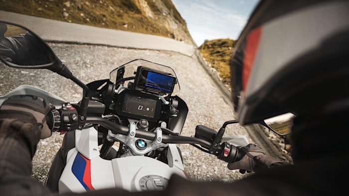A view of the all-new BMW ConnectedRide Cradle: a smartphone holder that may potentially have the damping power to protect our smartphone cameras from motorcycle vibrations.
