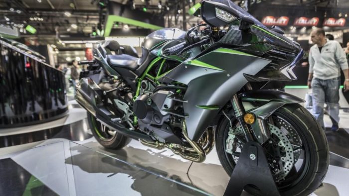 A side view of the all-new 2022 Kawasaki Ninja H2 SX SE hyper sport motorcycle