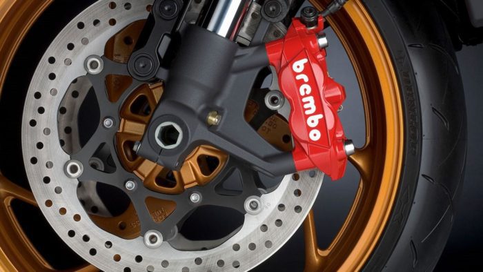 Suzuki Katana 2022: close-up of wheels with gold trim and Brembo brakes